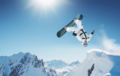 爱游戏-TheShy新星关键助攻表现惊艳，掘金未来可期！